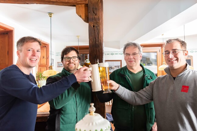 Employees of Brauerei Schleicher (Lorenz Döllinger, center left, and Oskar Döllinger, center right) and DriveCon GmbH (Michael Weisenseel, far left, and Christian Roth, far right) toast the commissioning of minglecontrol with beer.